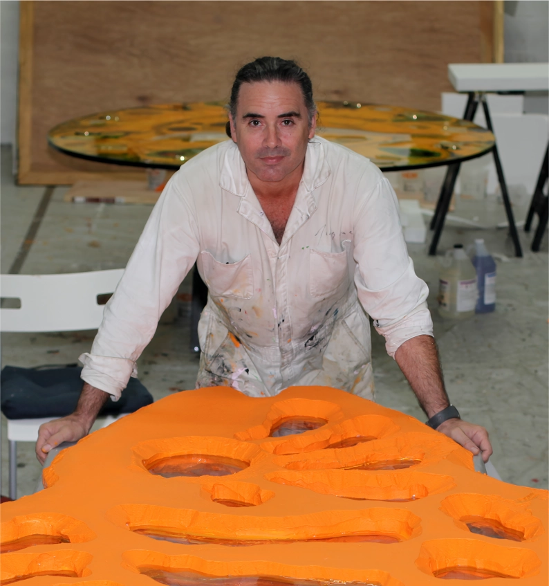 Artist_Josignacio_in_his_Miami_studio Josignacio en su estudio de Miami trabajando en una escultura con su técnica Plastic Paint Medium.